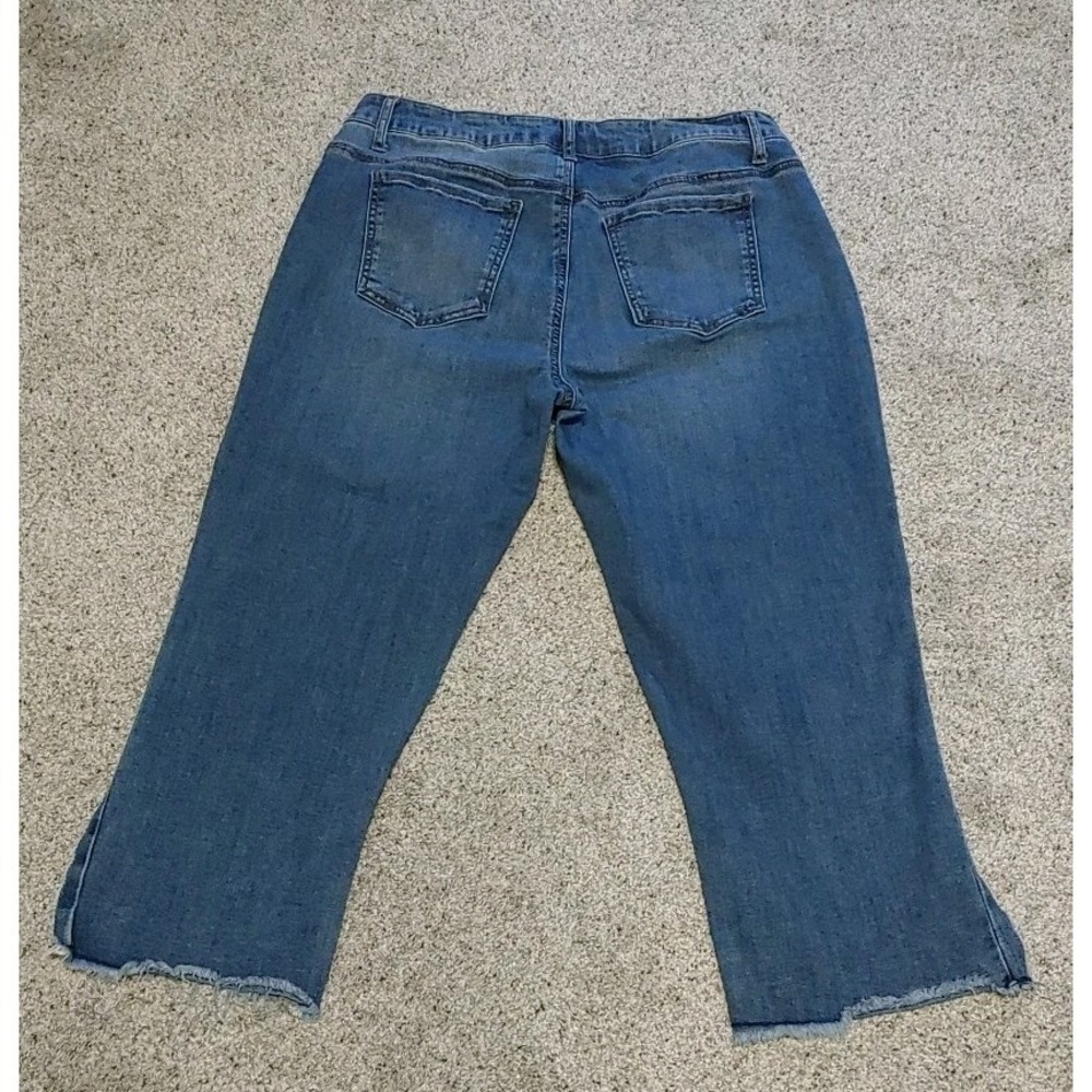 Cato Est 1946 Denim Womens Mid-Rise Fringe Hem Capri Jeans Size 14 Med Wash Fray - Picture 6 of 6